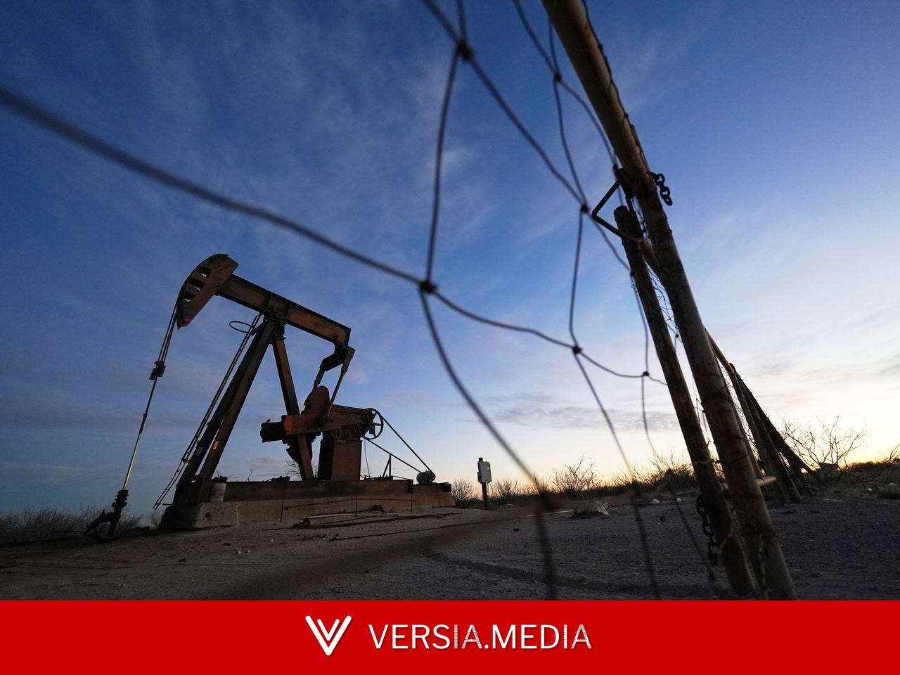 النفط يهبط مع عودة ناقلات هرمز والذهب يرتد فوق 4000 دولار