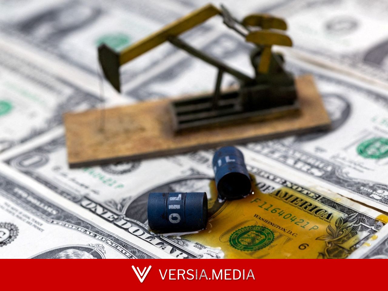 النفط يقفز بـ11% والذهب يتراجع والدولار يوازن بين الفائدة والمخاطر