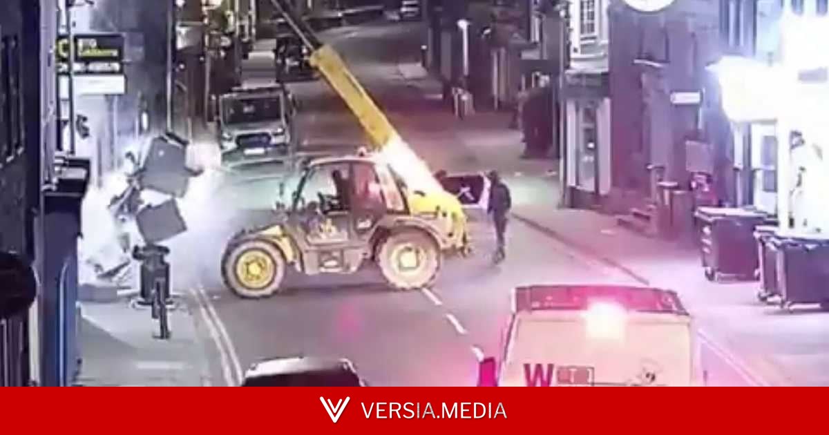 باستخدام رافعة شوكية.. لصوص يقتلعون صرافا آليا ويفرون