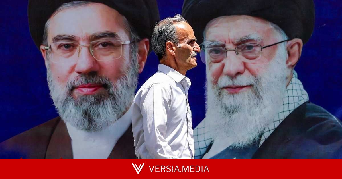 في جنازة والده.. مرشد إيران الجديد بـ