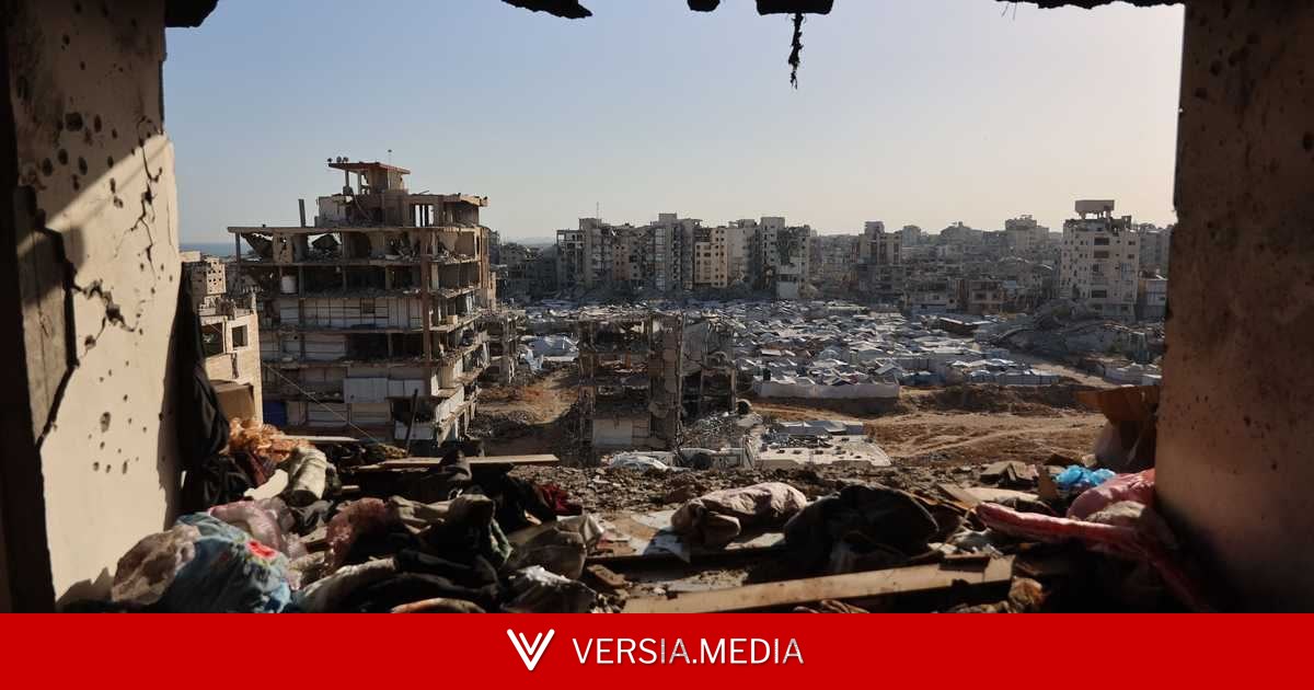 سكان غزة ينعون مسؤول إغاثة جمعهم حول شاشات كأس العالم