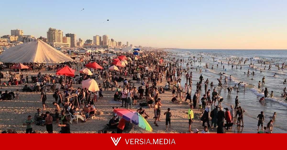 رغم تلوث مياهه.. البحر ملاذ الغزيين من حر الخيام