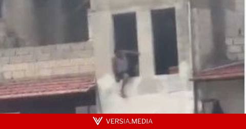 على مرأى من المارة.. رجل يسقط من مبنى مرتفع في اللاذقية