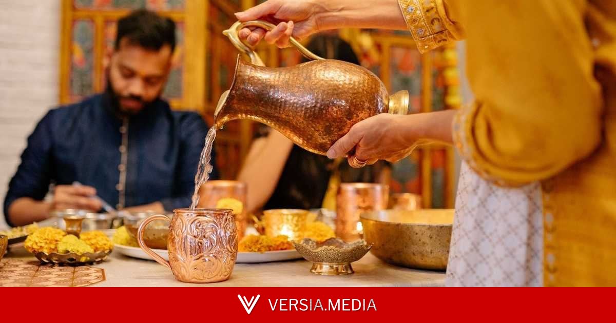 الحقيقة العلمية وراء شرب الماء في الأوعية النحاسية