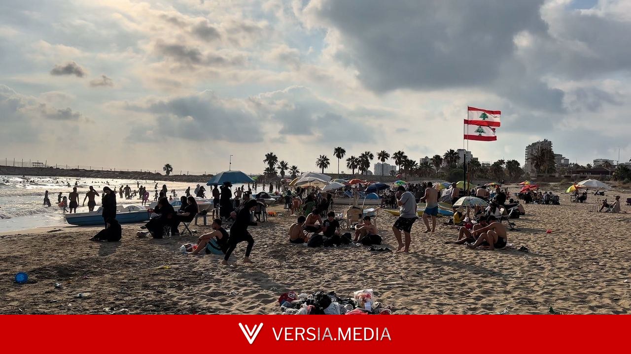 شاطئ صور.. حين يعود البحر مجددا مساحة للحياة بعد الحرب