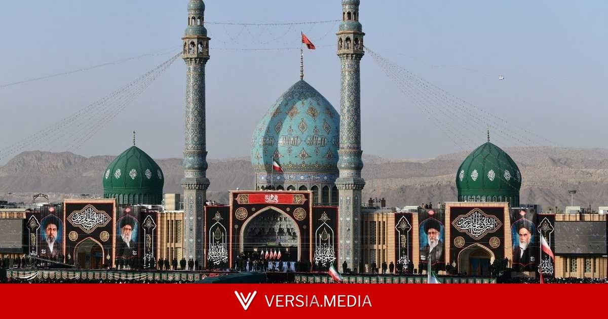 نعش خامنئي يصل مدينة قم.. وحشود غفيرة تشارك