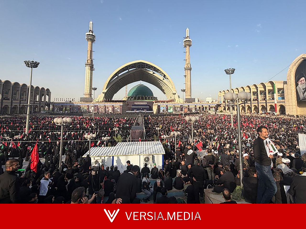 تشييع شعبي حاشد لخامنئي في اليوم الثاني من جنازته